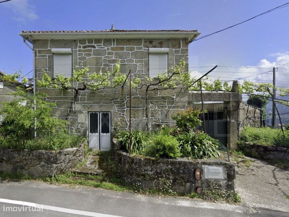 Moradia T3 em pedra em Merufe, Monção