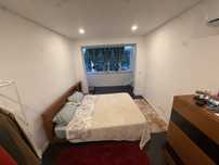 Quarto com banheiro.