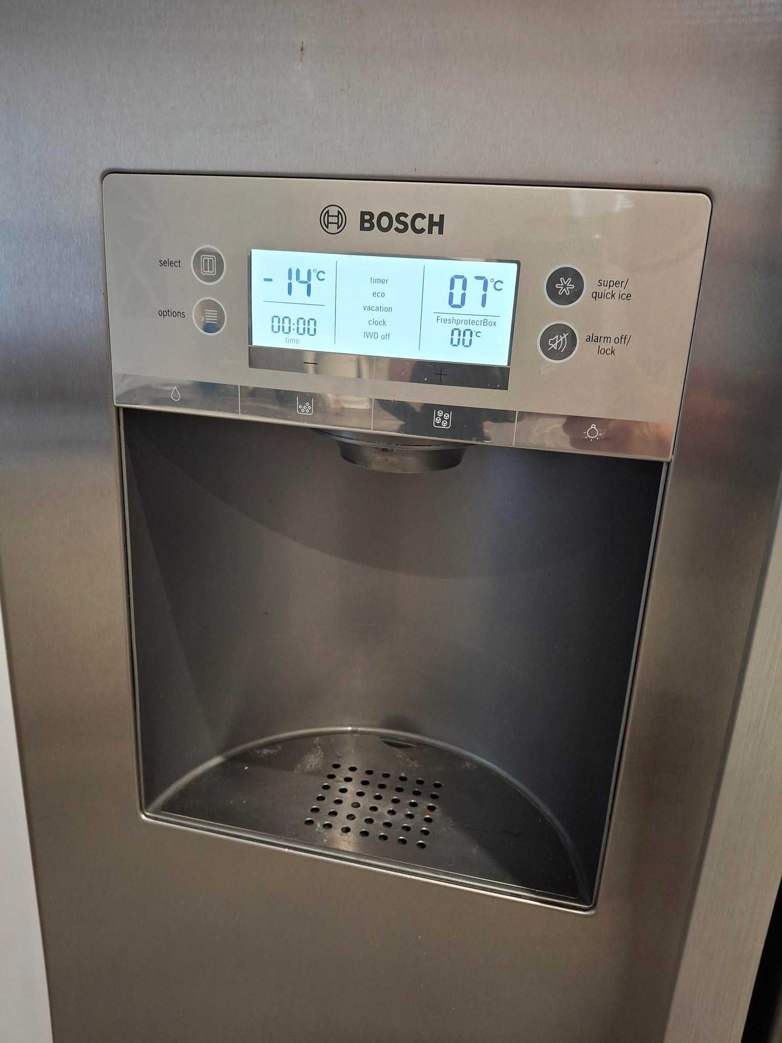 Lodówka Bosch KAD 62P91, Uszkodzona Kostkarka oraz dozownik.
