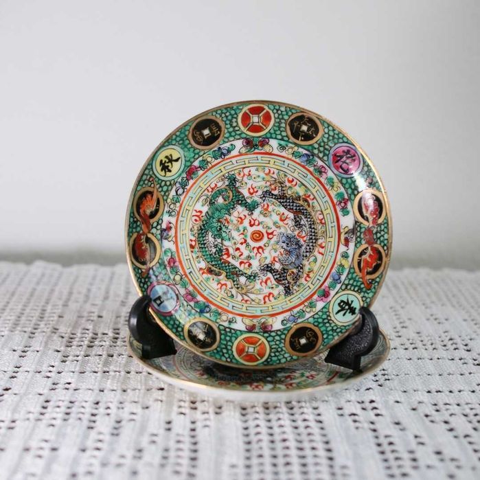 Conjunto de dois pratos pequenos fabricados em Macau