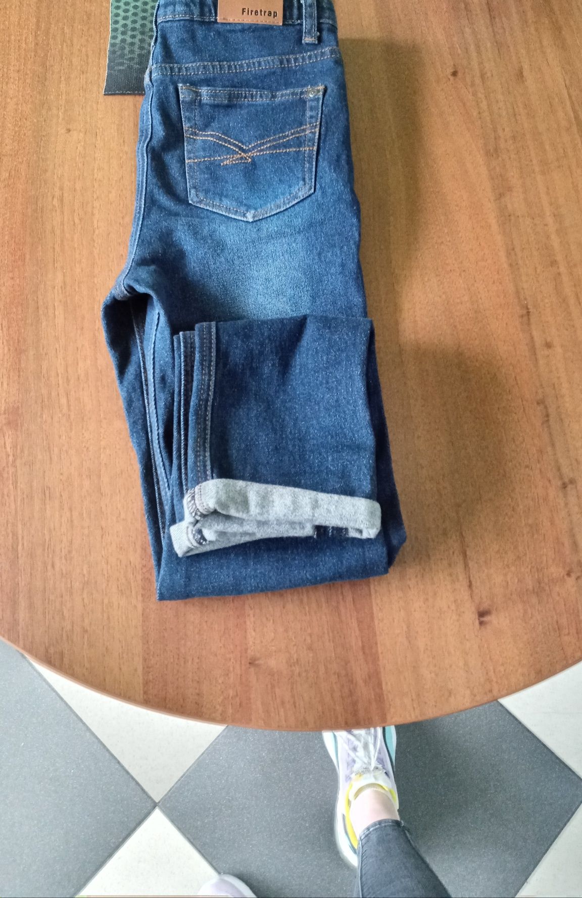 Продам джинсы новые на 10-11 лет.