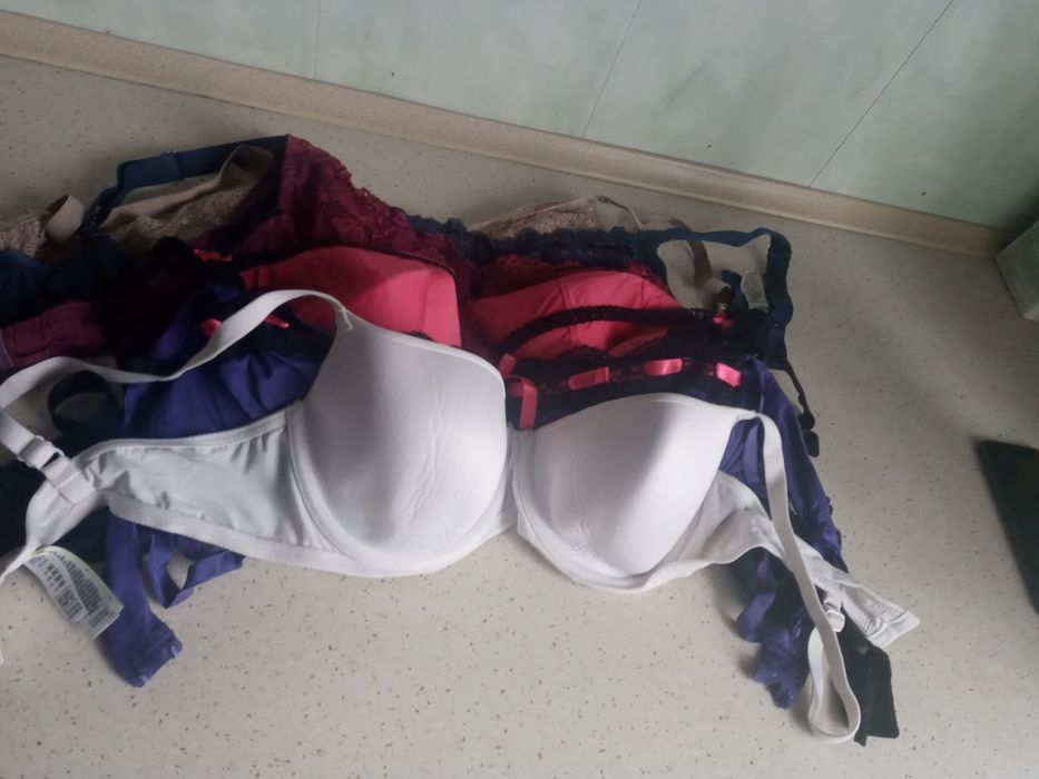 Zestaw bielizny staniki rajstopy i majtki