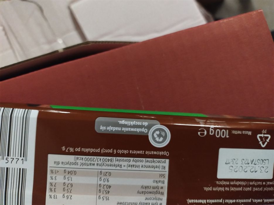 Czekolada mleczna z orzechami laskowymi 40 x100g