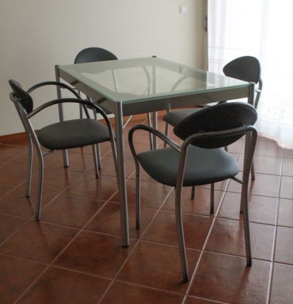 Mesa com 4 cadeiras
