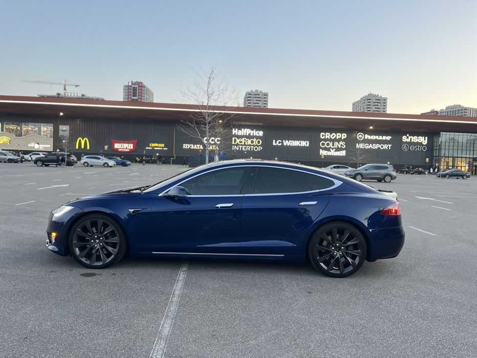 Оренда аренда автомобіля Tesla S 75D