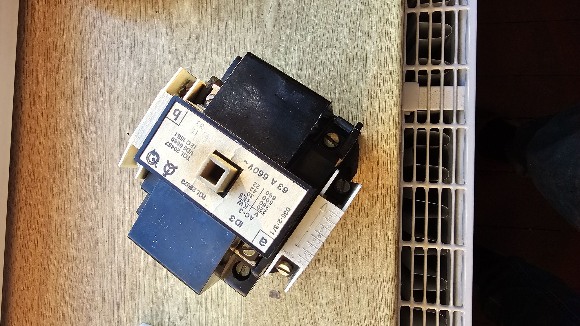 Stycznik ID3 cewka 220v sprawny