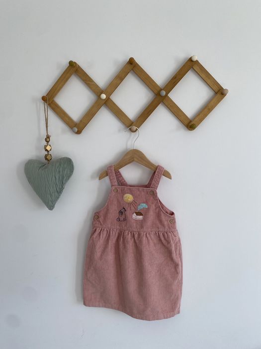 Sukienka sztruksowa 92 pudrowy róż na szelkach marks & spencer