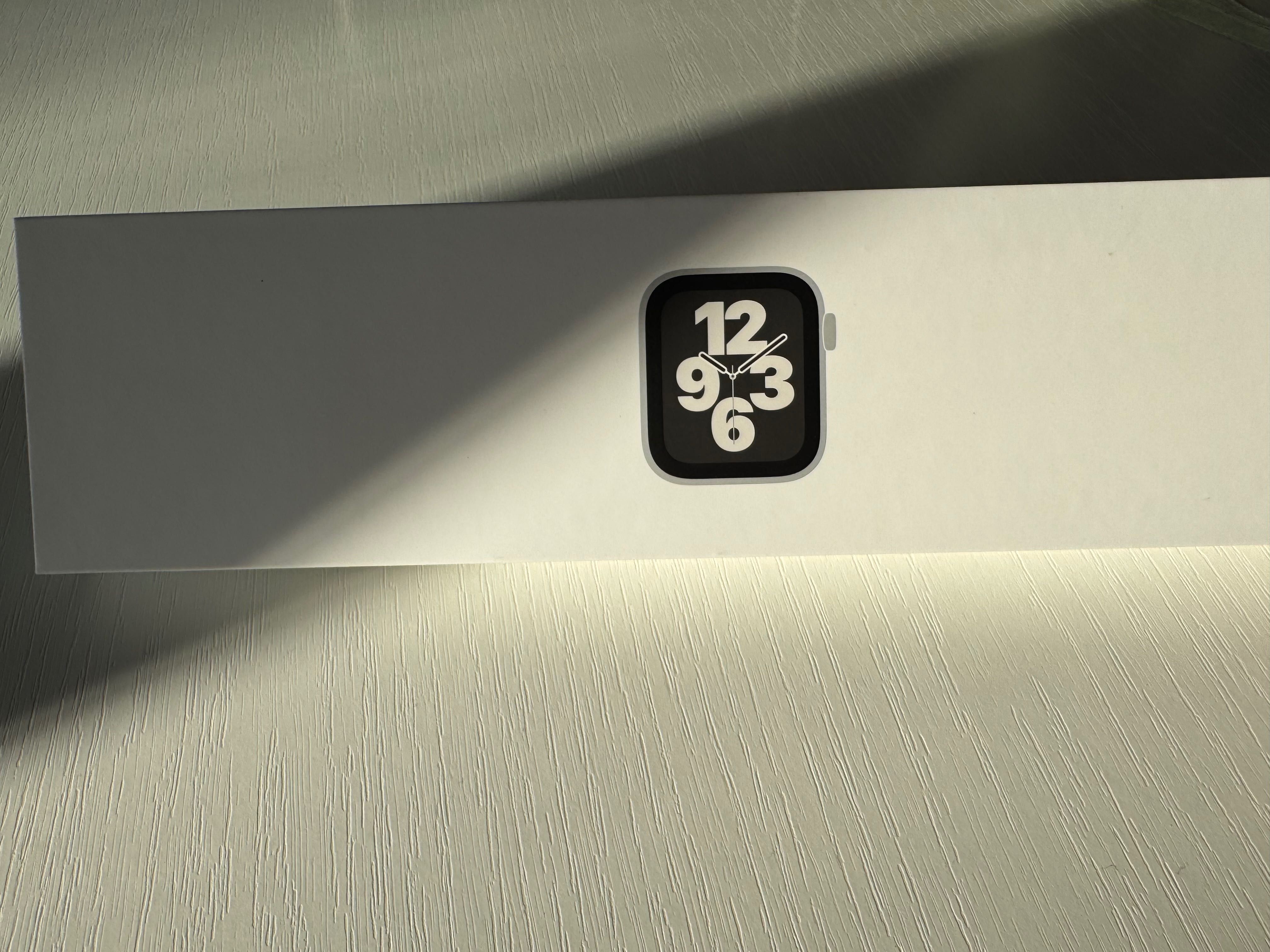 Смарт-годинник Apple Watch SE 40mm Silver Aluminum Case