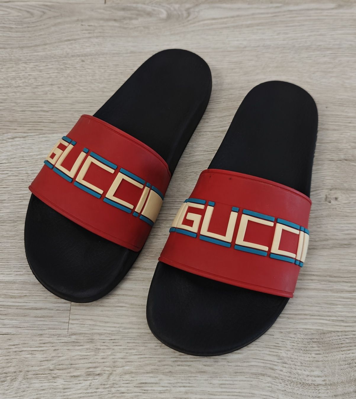 Chinelos Gucci vermelho