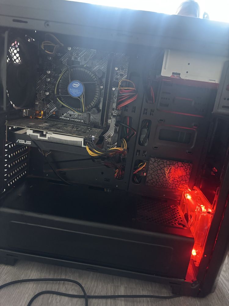 Komputer gamingowy geforce i moniotr MSI