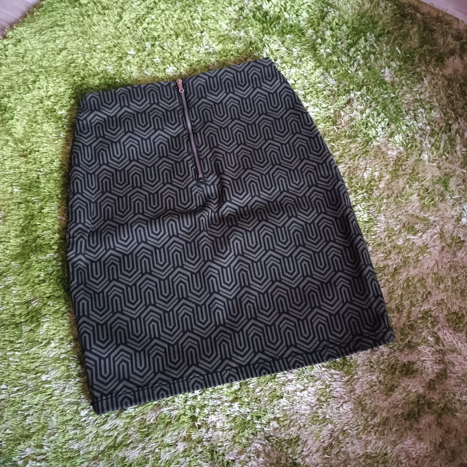 Oliwkowa czarna spódniczka mini we wzory XS house