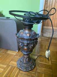 Stara lampa elektryczna stylizowana na naftową