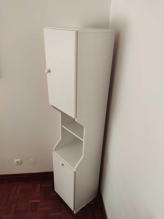 Móvel branco casa de banho com cesto para roupa suja
