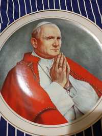 Sprzedam pamiątkowy talerz z papieżem.