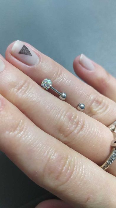 Piercing nas orelhas.