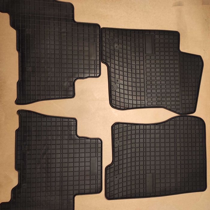 ODywaniki gumowe czarne do Toyota Land Cruser od 2017r. WYPRZEDAŻ.