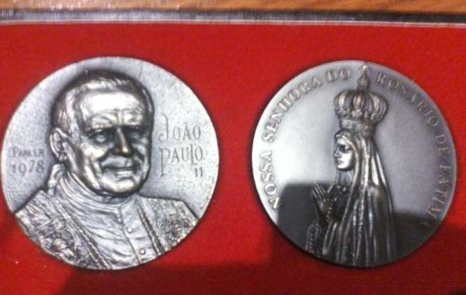 2 medalhas J-Paulo II e NSRA do rosário de Fátima