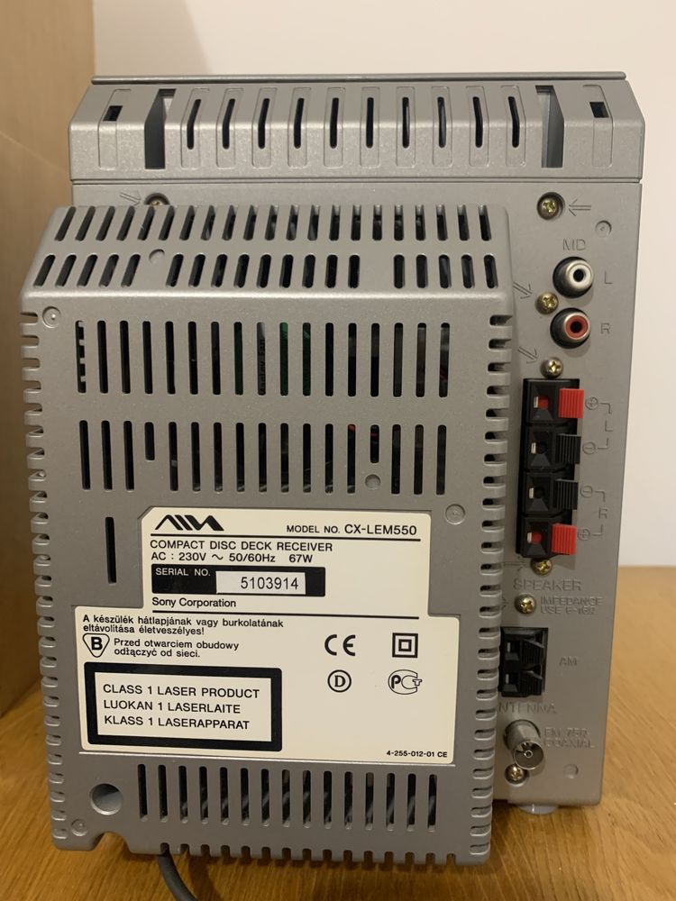 На зображенні представлено музичний центр Aiwa XR-EM333