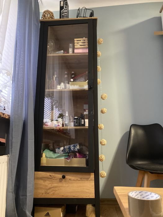 Witryna loft  z metalową ramą