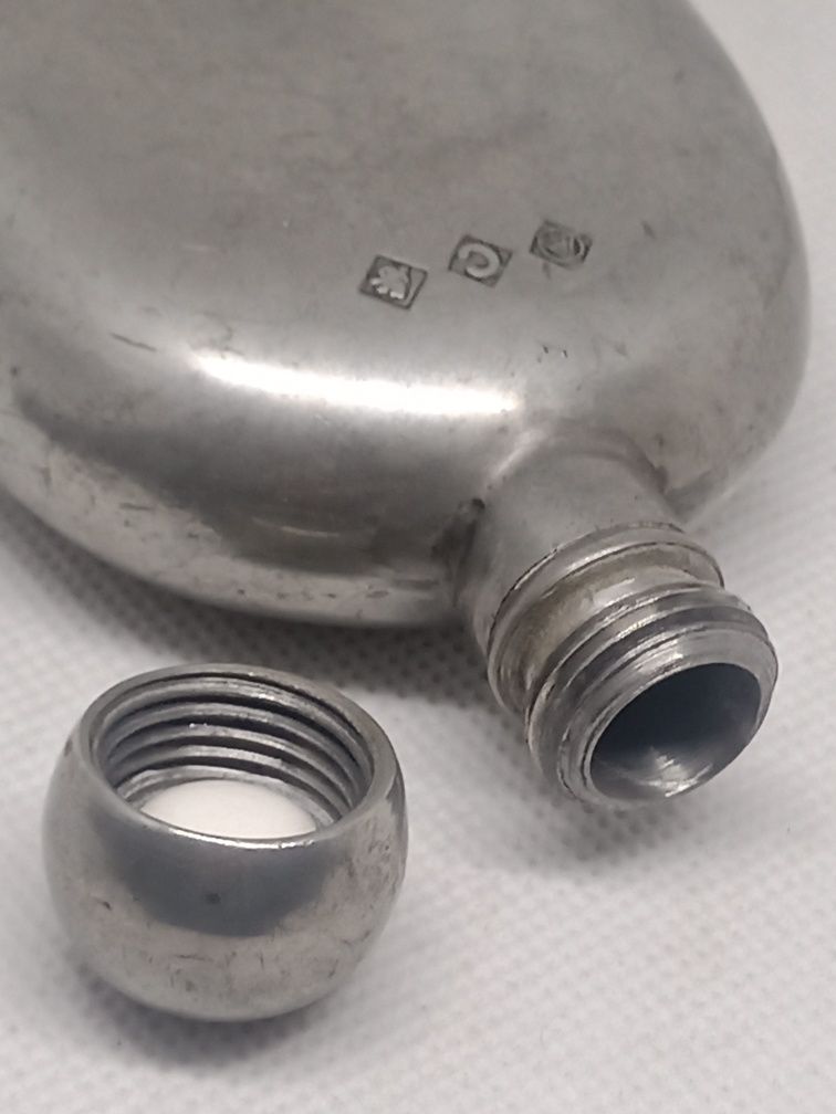 Garrafa de bolso em liga de metal