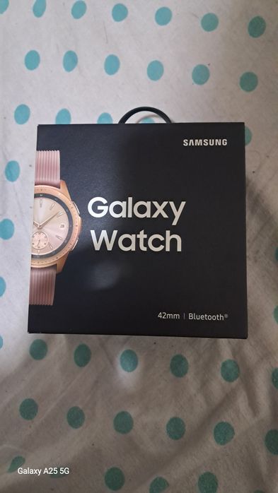 Smartwatch Samsung Galaxy 42mm dourado, bracelete rosa com caixa.