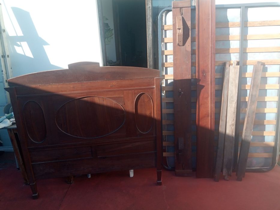 Cama de casal e 2 mesas de cabeceira