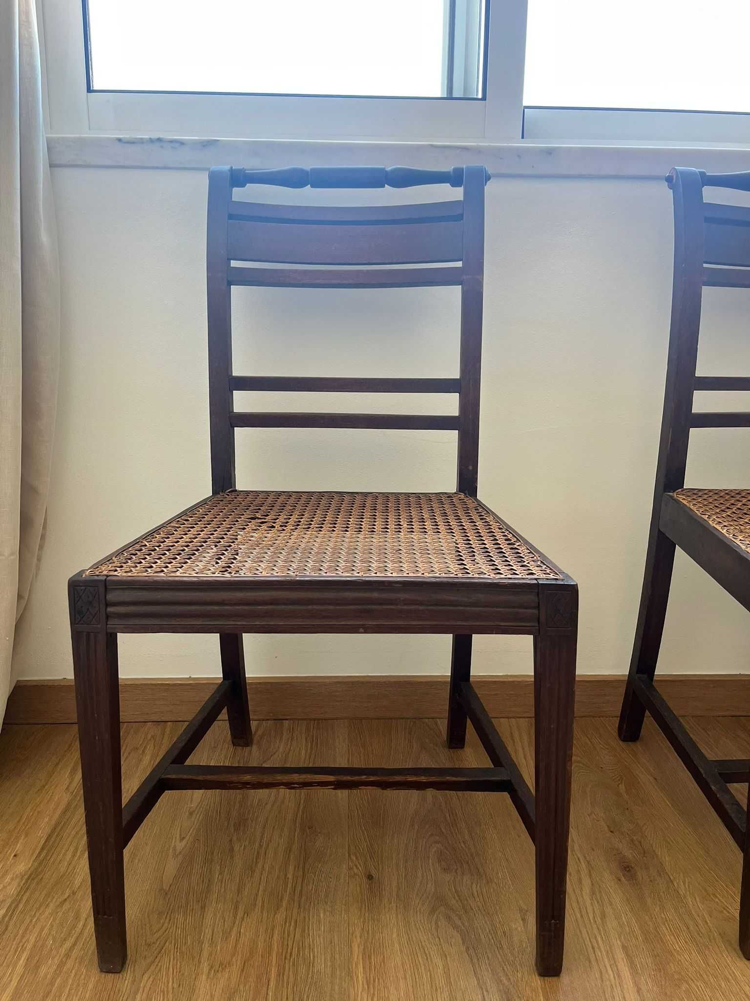 Conjunto de 4 cadeiras muito antigas com assento em palhinha.