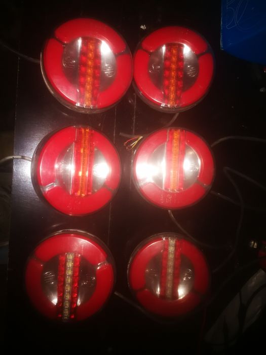 Круглі задні фонарі причіпа