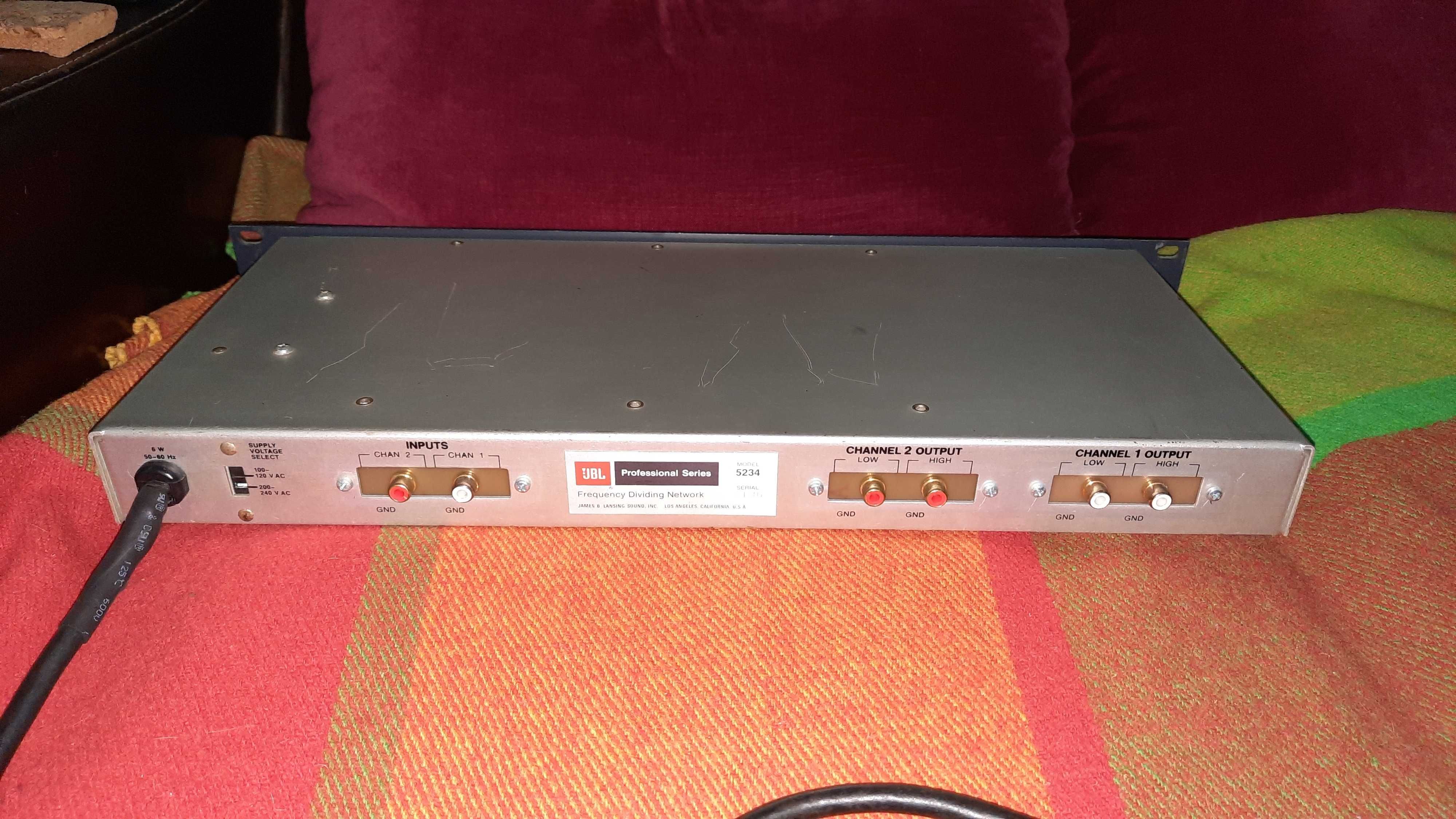 Crossover áctivo JBL