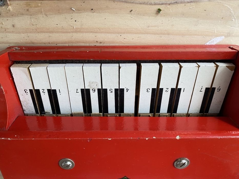 Baby grand piano em madeira