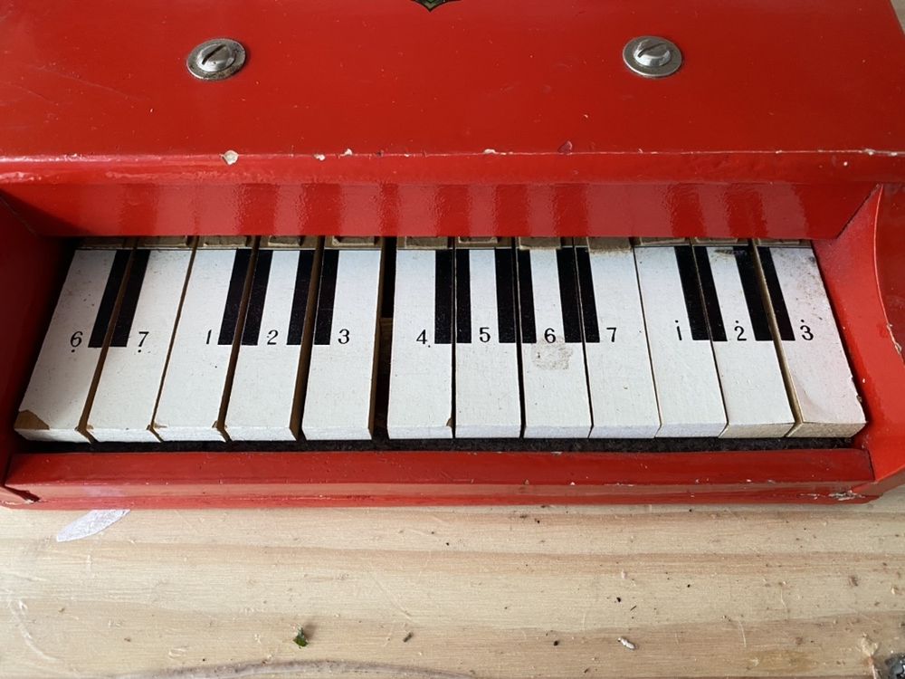 Baby grand piano em madeira