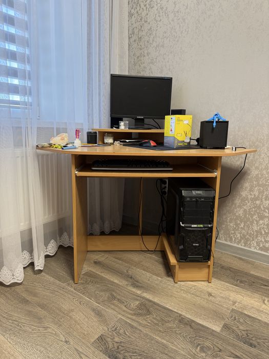 Компʼютерний стіл письмовий стіл