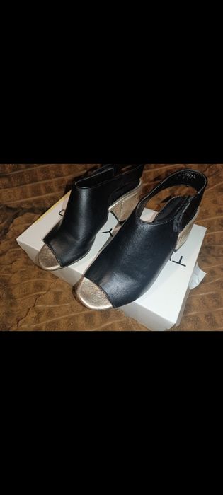 Продам в хорошому состояні босоніжки купляла за 2000 продам 1600