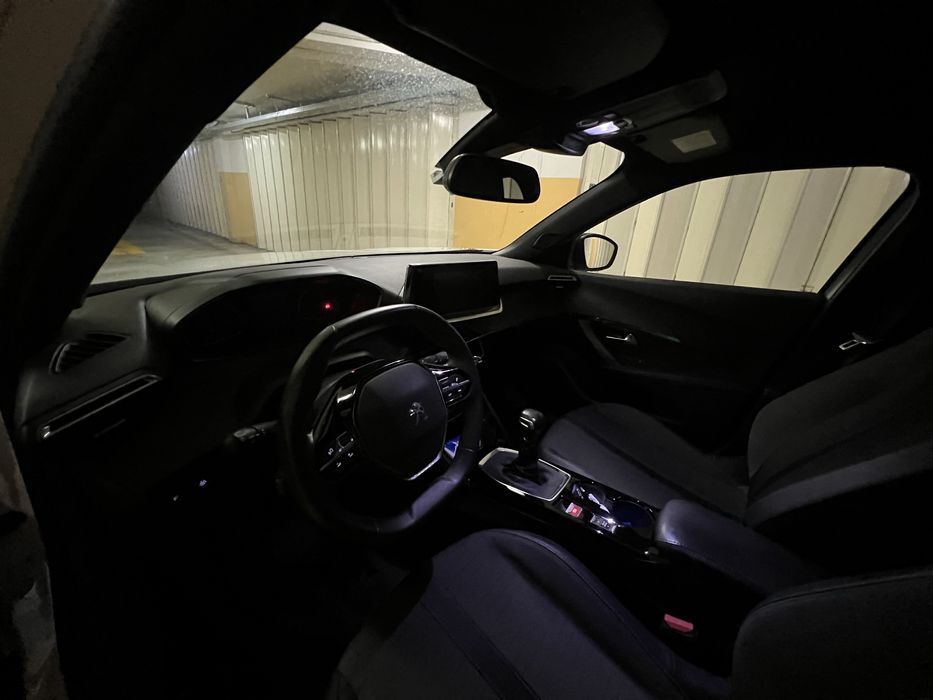 Peugeut 2008 / 1.2 puretech Allure /38.500 km / 2022