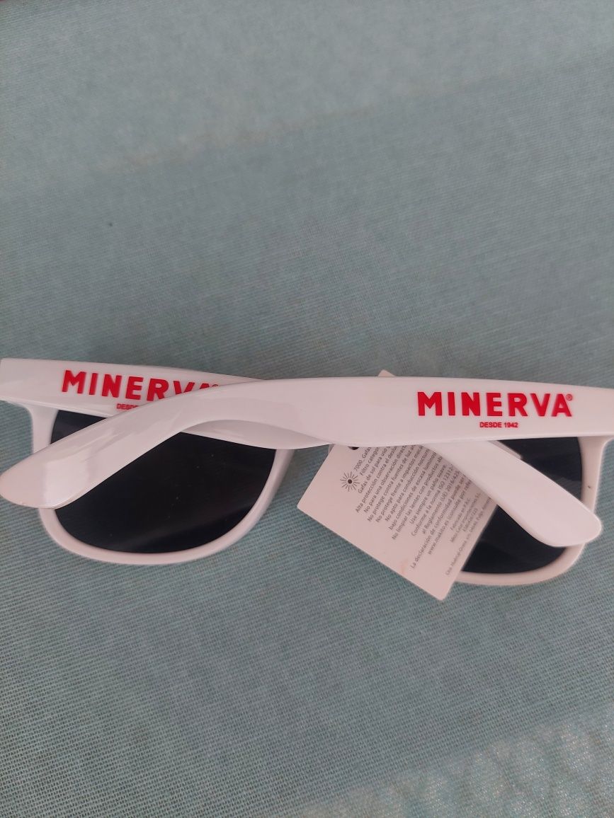 Óculos de sol com etiqueta