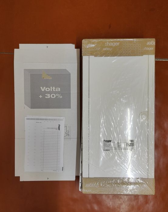 Щит на 48 модулів з металевими дверима HAGER VOLTA з колесами.