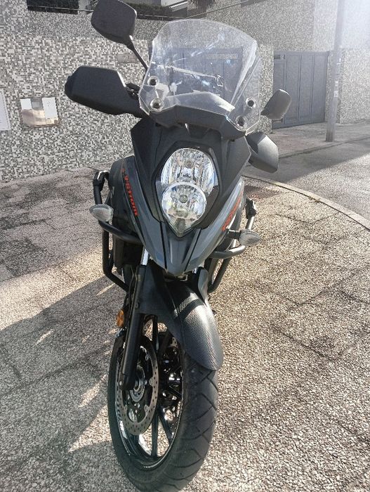 Suzuki V-Strom 650 de 2020, com 5600km.