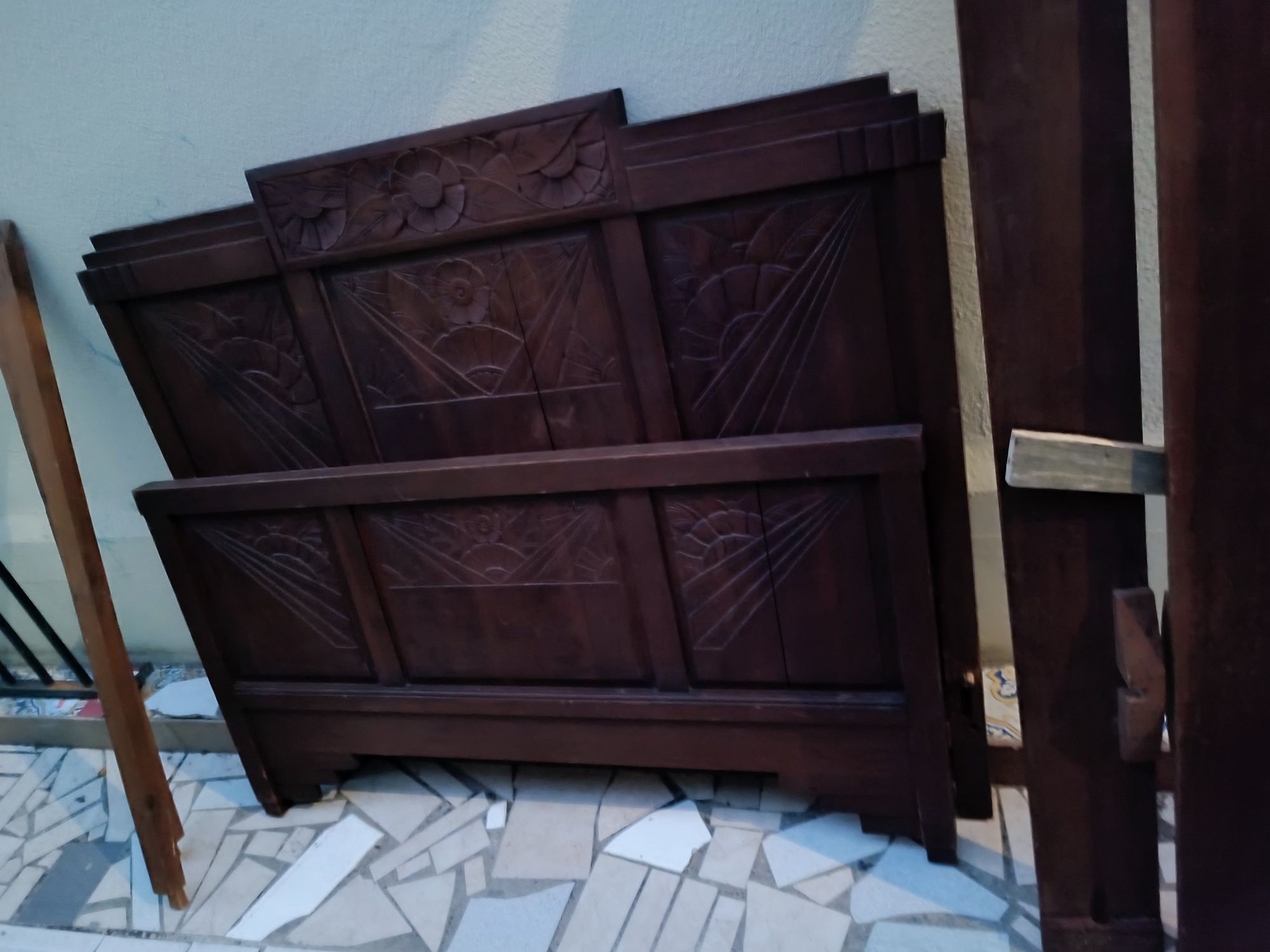 Cama de corpo e meio de madeira maciça como nova. Sem estrado. Comprim