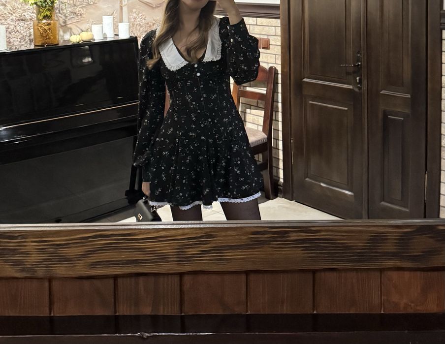 Сукня з білим коміром