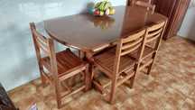 Mesa em madeira c/ 4 cadeiras