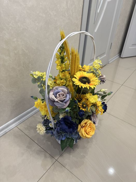 Букет штучних квітів у кошику