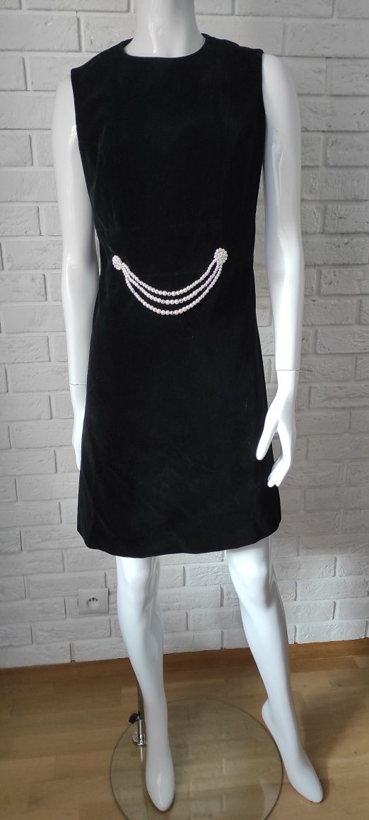 Czarna sukienka aksamit perły 38
