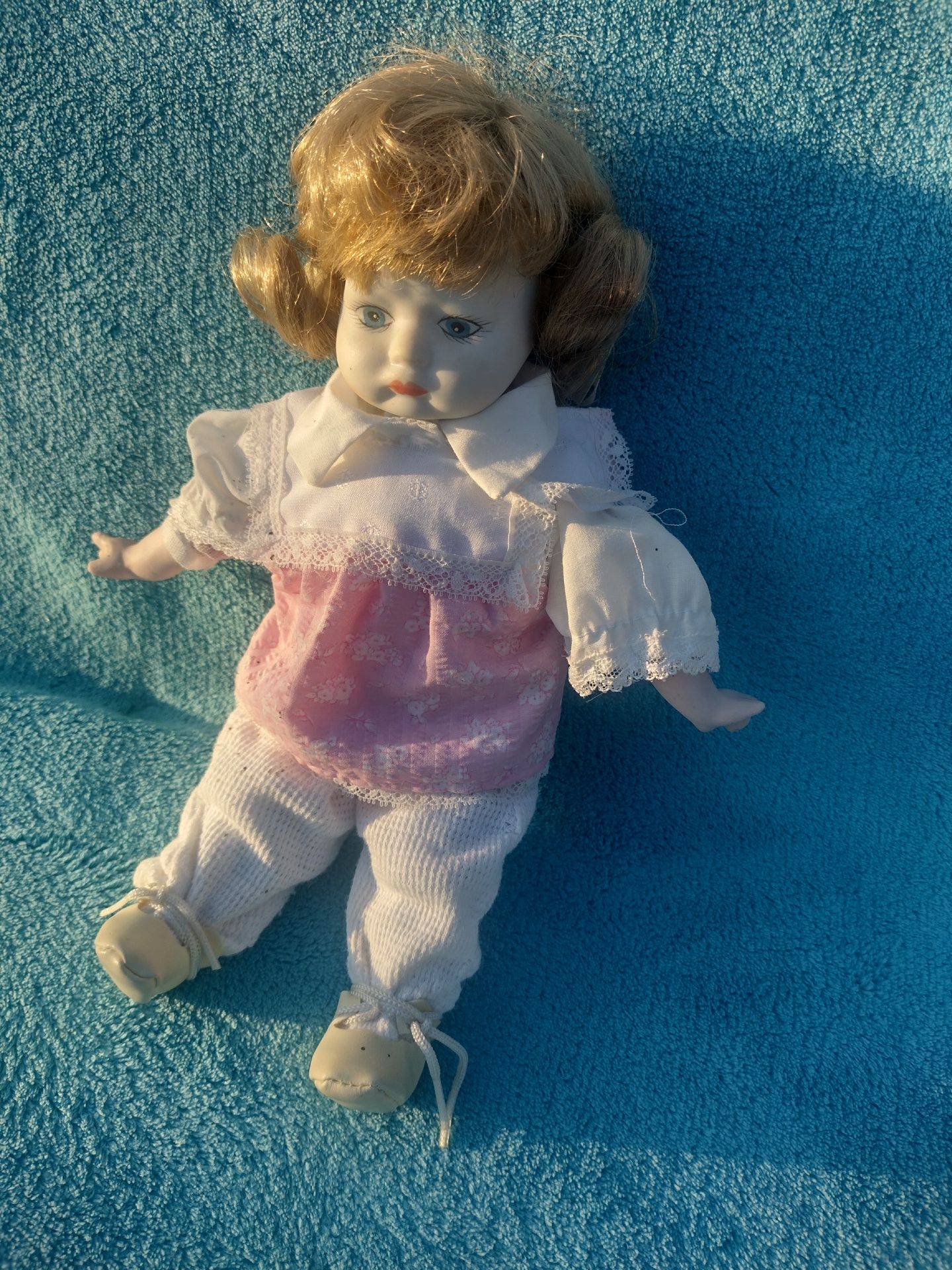 Piękna porcelanowa lalka malowana .