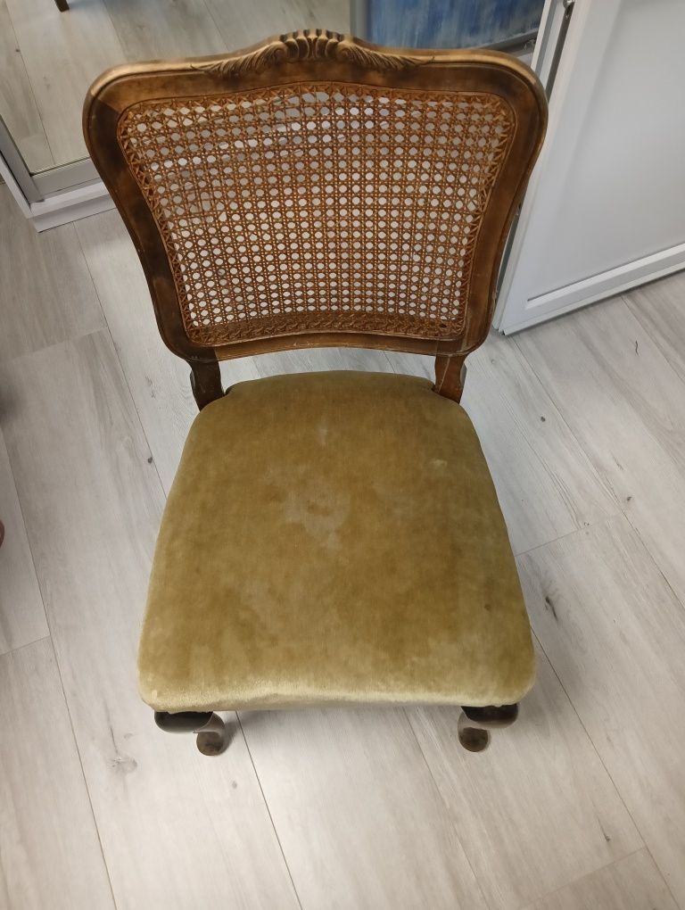 Stółz z  krzesłami w stylu ludwikowskim do renowacji.