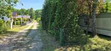 Domek nad jeziorem wśród lasów