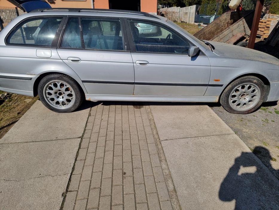 Bmw 530d na chodzie z dokumentami