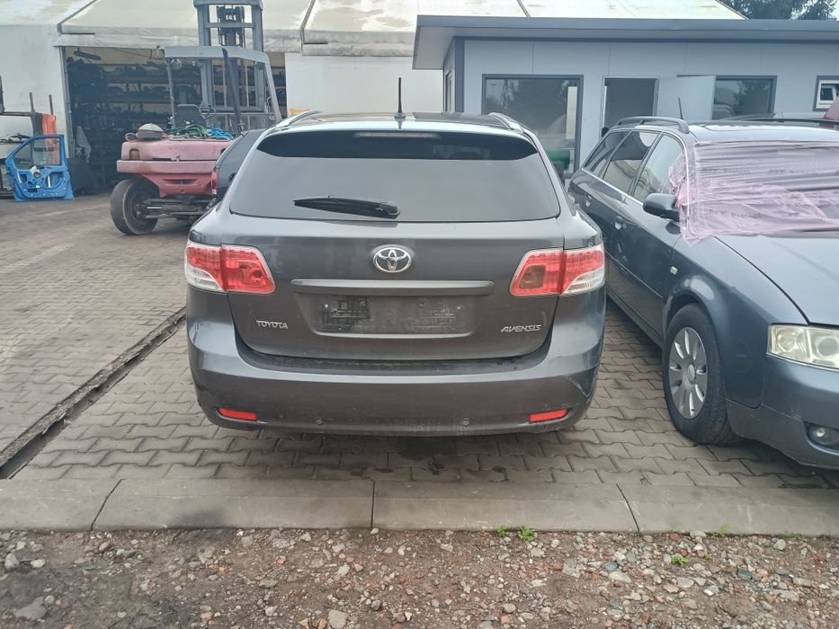 Klapa bagażnika zderzak tył drzwi toyota Avensis t27 kombi 1g3