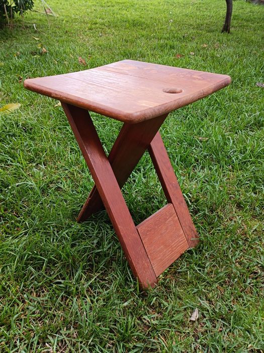 Mesa de apoio desdobrável em madeira maciça. Medidas 32/32/47cm altura