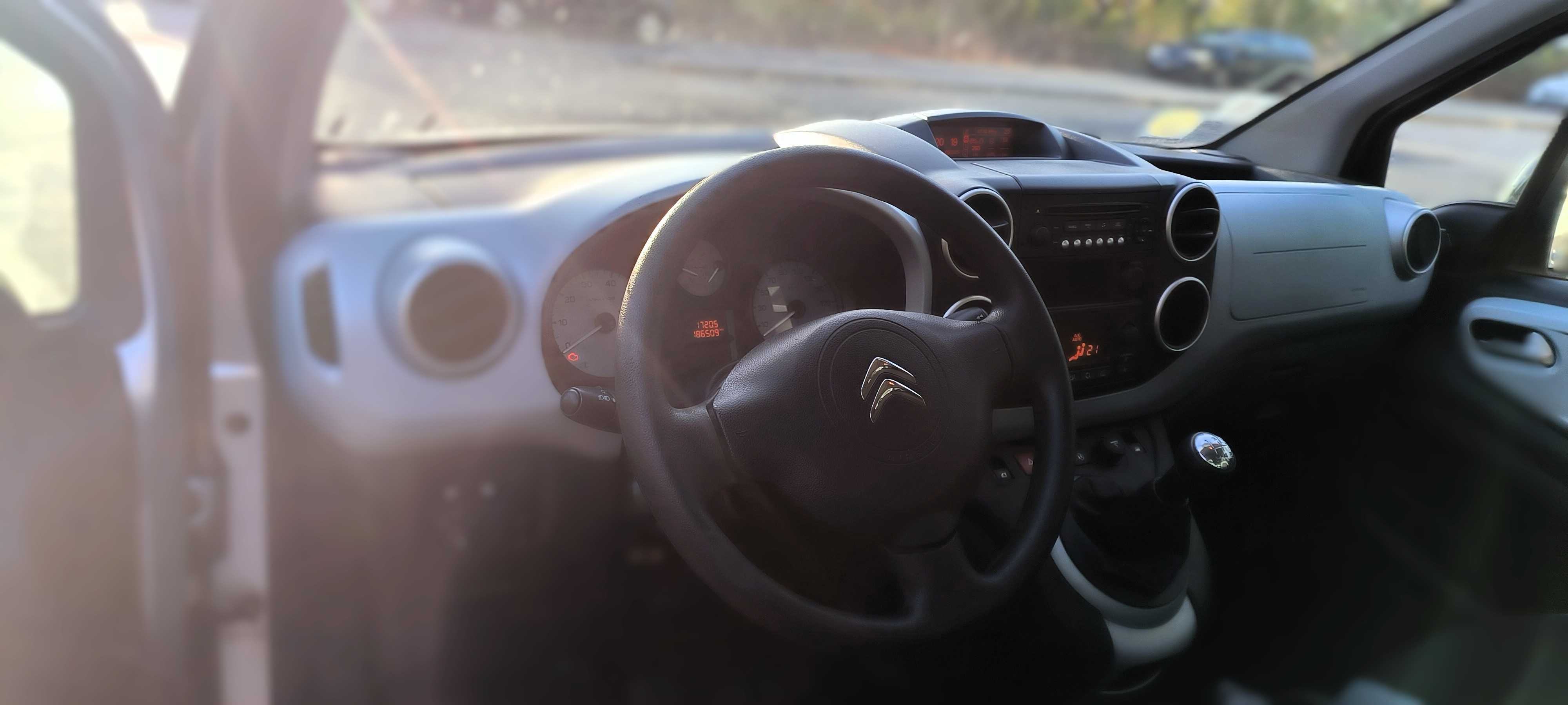 Citroën Berlingo 1.6 HDi 5 Lugares ou 4 Lugares + Cadeira de Rodas