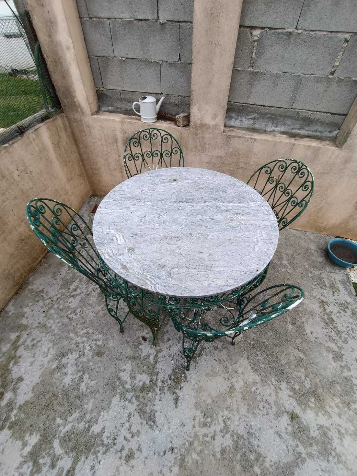 Mesa e cadeiras de jardim (em ferro)